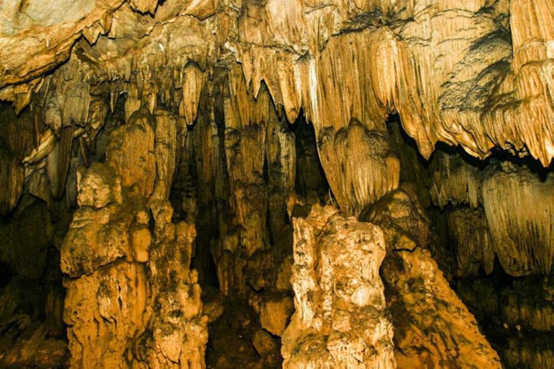 Động Song Long là một điểm tham quan với khung cảnh huyền bí và ấn tượng